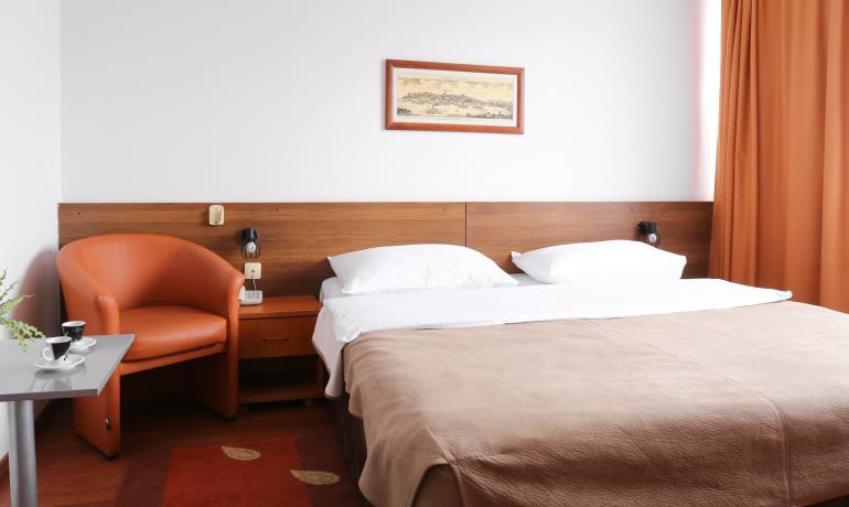 Dvokrevetna soba sa francuskim ležajem